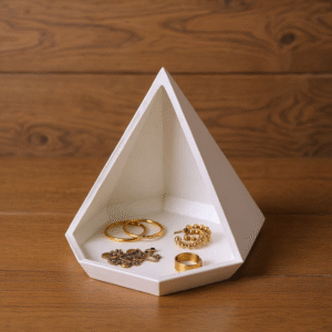 Piramida na Biżuterię – Geometryczny Akcent do Wnętrza